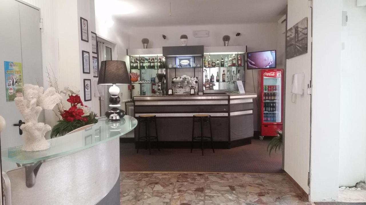Hotel Manolita リミニ エクステリア 写真