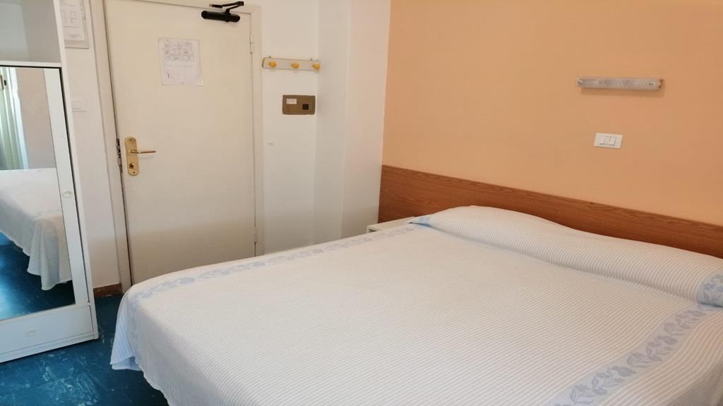 Hotel Manolita リミニ エクステリア 写真