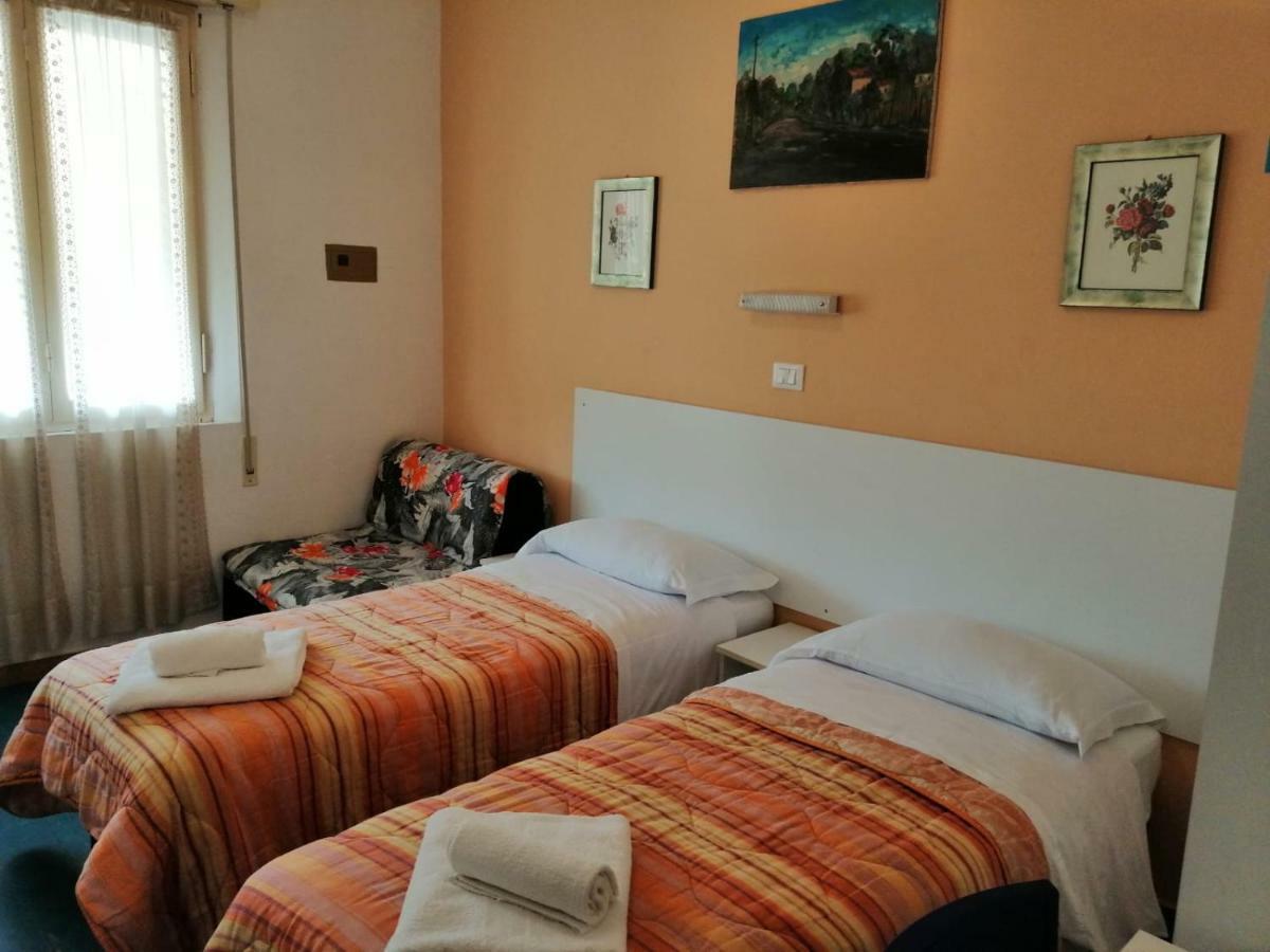 Hotel Manolita リミニ エクステリア 写真