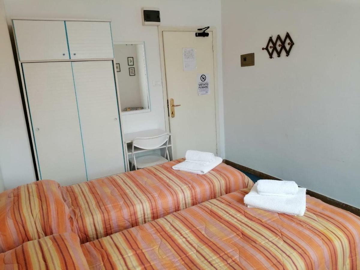 Hotel Manolita リミニ エクステリア 写真